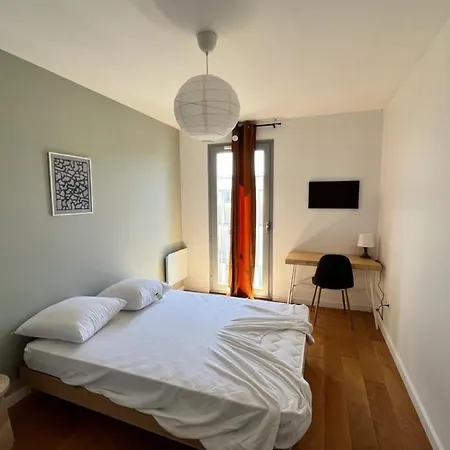 Large Apartment With Terrace Near Cite Du Vin